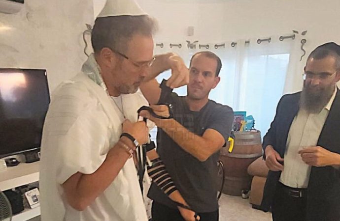 El padre y el hermano de Romi Gonen comenzaron a ponerse tefilín hace dos meses
