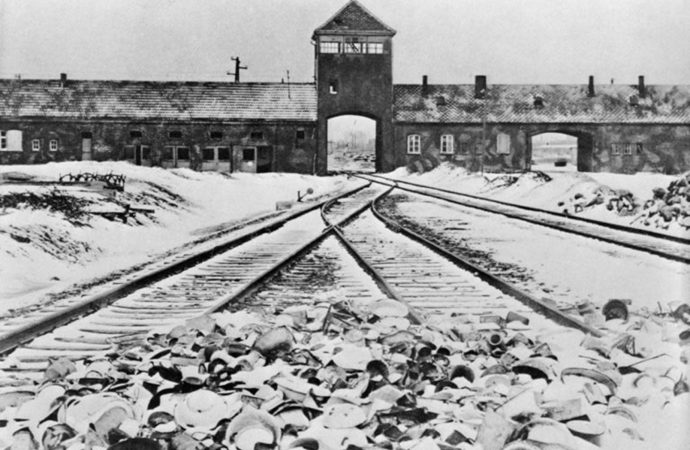Los sobrevivientes de Auschwitz conmemoran la liberación en medio de preocupaciones globales por el antisemitismo