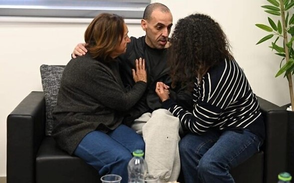 El rehén liberado Eli Sharabi relata 16 meses de horror en cautiverio en Hamás