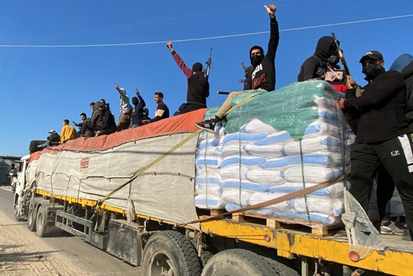 Hamás canaliza salarios secretos en efectivo mientras los habitantes de Gaza mueren de hambre bajo un plan de robo de ayuda