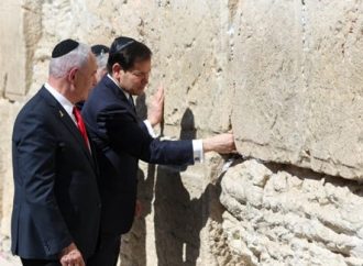 <strong>Diplomacia.</strong> El secretario de Estado de EE. UU., Rubio, visita el Kótel con el primer ministro Netanyahu y el embajador Huckabee