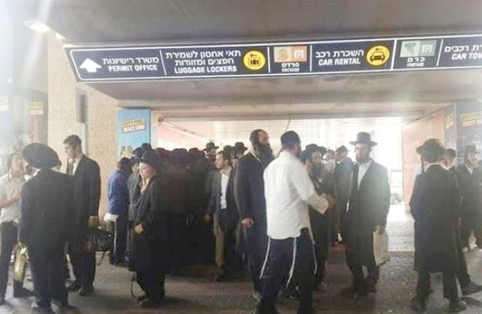 Más de 20 haredim arrestados en el aeropuerto Ben-Gurión camino a Umán