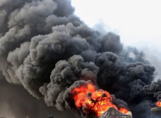 <strong>La amenaza hutí.</strong> Las Fuerzas de Defensa de Israel atacan objetivos hutíes en el puerto de Hodeidah, Yemen