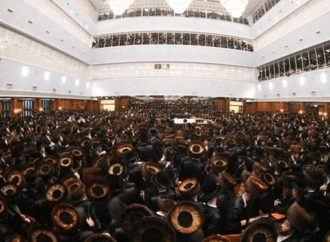 <strong>Israel.</strong> Crisis de sitiales en Belz: el enorme Beit Medrash ya no puede acomodar a la multitud para las ceremonias de Rosh Hashaná