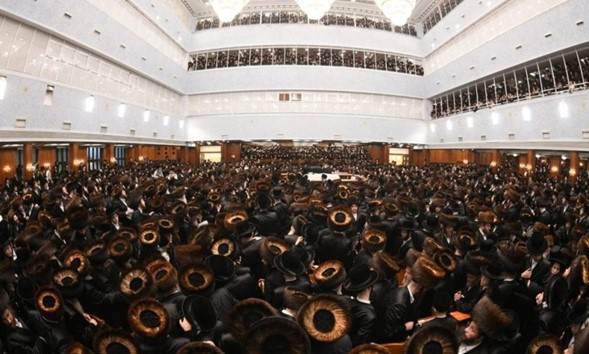 Crisis de sitiales en Belz: el enorme Beit Medrash ya no puede acomodar a la multitud para las ceremonias de Rosh Hashaná