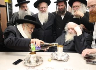 <strong>Guedolei Israel.</strong> Guedolei Israel visitan HaRav Moshe Shternbuch para berajot antes de Rosh Hashaná
