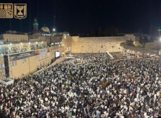 <strong>Iamim Noraím.</strong> 50.000 personas llenan la Plaza Kótel para celebrar Selijot en la última noche del año [video y fotos]