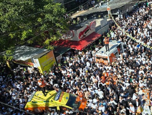 Decenas de miles de personas recitan “Tikún Haklali” en Umán en vísperas de Rosh Hashaná