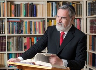<strong>Falleció hace cinco años.</strong> Rabino Jonathan Sacks: Su nuevo comentario sobre la Torá está causando sensación en Israel