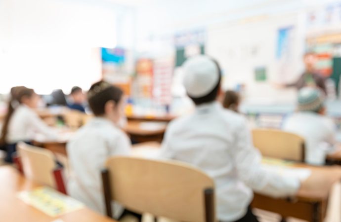 La Corte Suprema de Nueva York, citando nueva legislación, dictamina que las yeshivot no pueden ser clausuradas