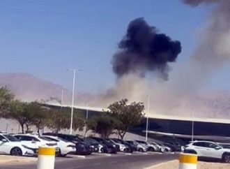 <strong>La amenaza hutí.</strong> Un dron hutí ataca el aeropuerto de Ramon: dos personas resultan levemente heridas