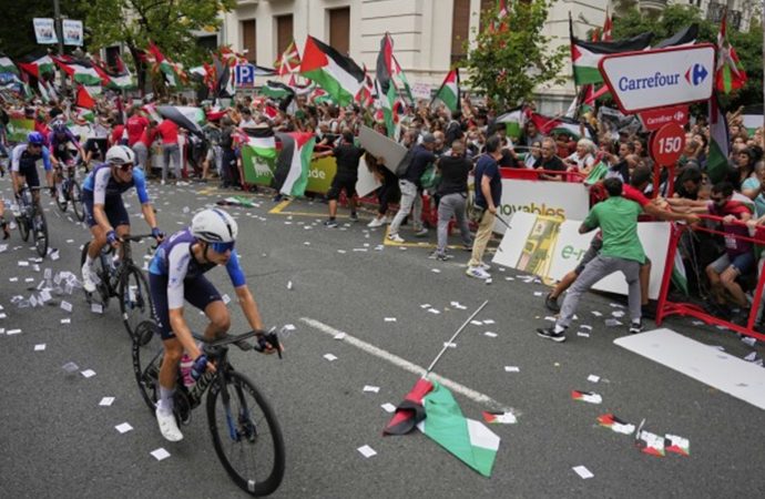 El ministro español afirma que el equipo ciclista israelí debería ser expulsado de la Vuelta tras las protestas