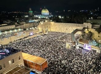 Más de 100.000 personas llenan la Plaza Kótel en vísperas de Yom Kipur para la última noche de Selijot