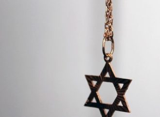 La policía de Londres detiene a un judío por llevar la Estrella de David y “antagonizar” a los manifestantes pro-Palestina