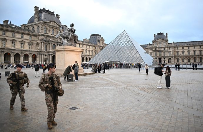Una empresa de seguridad israelí, dirigida por el exjefe del Shin Bet, afirma liderar la investigación sobre el robo de las joyas de la Corona en el Museo del Louvre