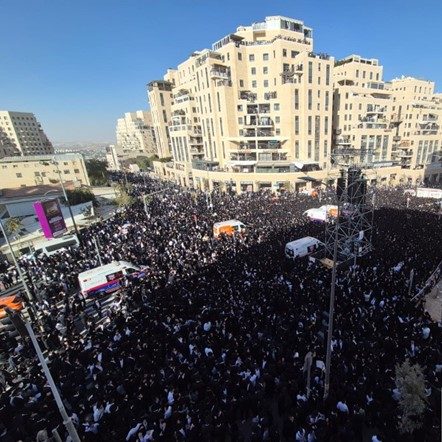 Vea la transmisión en vivo: Manifestación del “millón de hombres” en Jerusalem: Cientos de miles protestan contra el reclutamiento obligatorio en las yeshivot y el encarcelamiento
