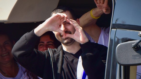 “Es bueno estar en casa”: El ex rehén Guy Gilboa-Dalal agradece a los israelíes el apoyo recibido tras su regreso