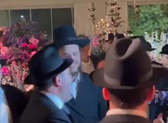 Maguidei Shiur de los dos Daf Yomi Shiurim más grandes del mundo bailan juntos en Seder Nezikin Siyum en Yerushalayim