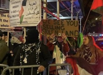 “¡Aterrorícenlos!”: Una turba frente a una sinagoga de Nueva York llama a “globalizar la Intifada” e insta a la violencia contra los judíos