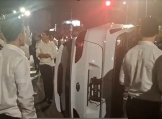 Descontrol: La policía militar intenta arrestar a Ben Torah, manifestantes vuelcan un coche de policía y arrestan a tres personas