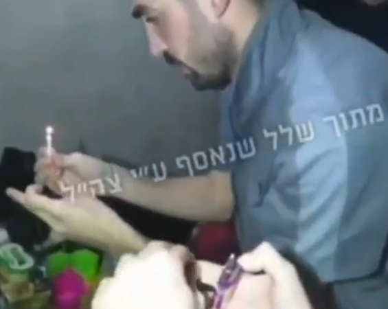 Imágenes muestran a rehenes encendiendo velas de Janucá en cautiverio semanas antes de su asesinato