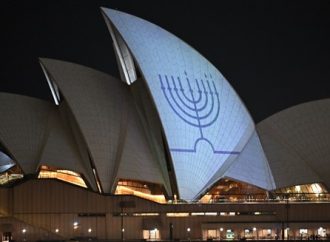 La Ópera de Sidney se ilumina con una Menorá gigante mientras se celebran vigilias por las víctimas de Bondi Beach en toda Australia