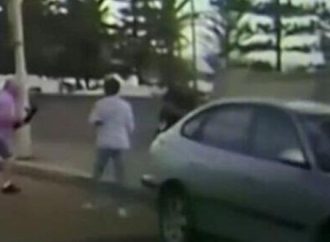 Video muestra a una valiente pareja derribando y desarmando brevemente a un terrorista de Sidney antes de ser asesinados