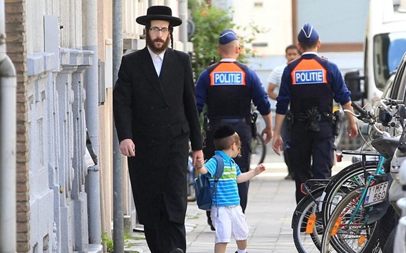 Bélgica revierte la decisión de recortar la seguridad federal en el barrio judío de Amberes ante la indignación de la comunidad