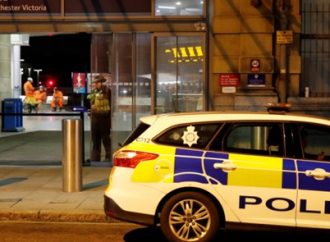 La policía británica informa que niños judíos solicitan escoltas armados para las celebraciones de Janucá