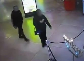 La policía investiga a una mujer que apagó una menorá de Janucá en un centro comercial de Tel Aviv