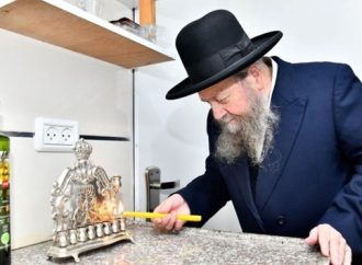 Hijo de HaMekbual Harav Batzri: “Está sedado y con ventilación mecánica, necesita tefilot”