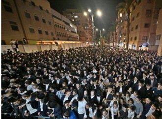 Bnei Brak: Miles de personas llenan el barrio de Satmar en una jubilosa procesión para conmemorar la liberación de 15 prisioneros Bnei Torá