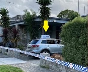 Melbourne, Australia: Atentado antisemita con bombas incendiarias contra un vehículo decorado con motivo de Janucá pocos días después de la masacre de Janucá