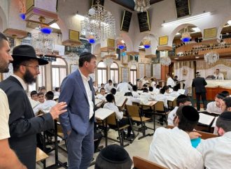La policía militar sacó a un Bajur Yeshivah de su cama con fiebre en una redada nocturna