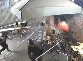 Imágenes dramáticas: Un misil ruso explota cerca de una panadería de matzá en Umán; no se reportan heridos