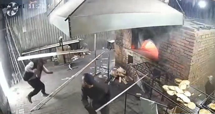 Imágenes dramáticas: Un misil ruso explota cerca de una panadería de matzá en Umán; no se reportan heridos