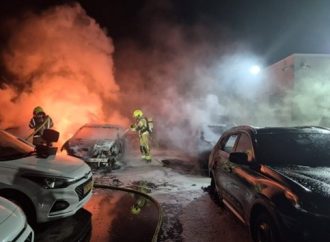 Beduinos incendian cinco vehículos en un yishuv judío