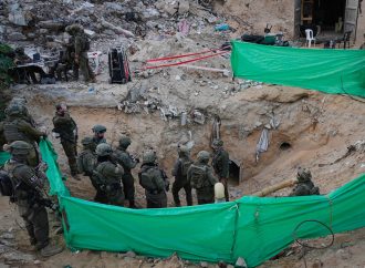 Las Fuerzas de Defensa de Israel (FDI) escoltan a periodistas a través de un importante túnel de Hamás utilizado por Mohammed Sinwar