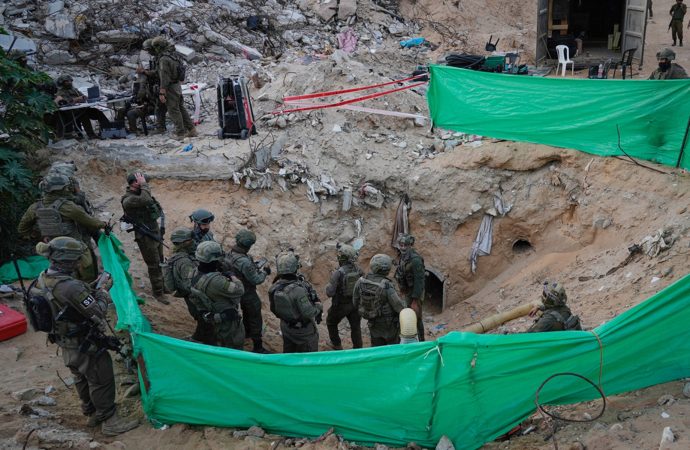 Las Fuerzas de Defensa de Israel (FDI) escoltan a periodistas a través de un importante túnel de Hamás utilizado por Mohammed Sinwar
