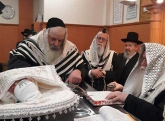 El judaísmo bajo ataque: Gran Bretaña considera criminalizar el Brit Milá como “abuso infantil”