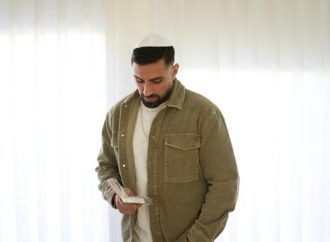 Su Emuná ayudó a un rehén liberado a sobrevivir en los lugares más oscuros