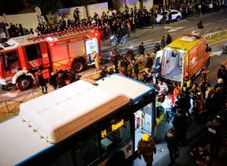 Conductor de autobús atropelló a manifestantes y mató a un niño haredí