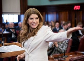 Julie Menin hace historia al ser elegida por unanimidad por el Consejo de la Ciudad de Nueva York como su primera presidenta judía