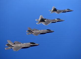 EE. UU. envía decenas de aviones de combate avanzados a Oriente Medio mientras persisten grandes diferencias en las negociaciones con Irán