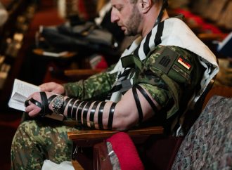 Un veterano de la Segunda Guerra Mundial de 102 años se pone Tefilín por primera vez en un simposio de militares judíos