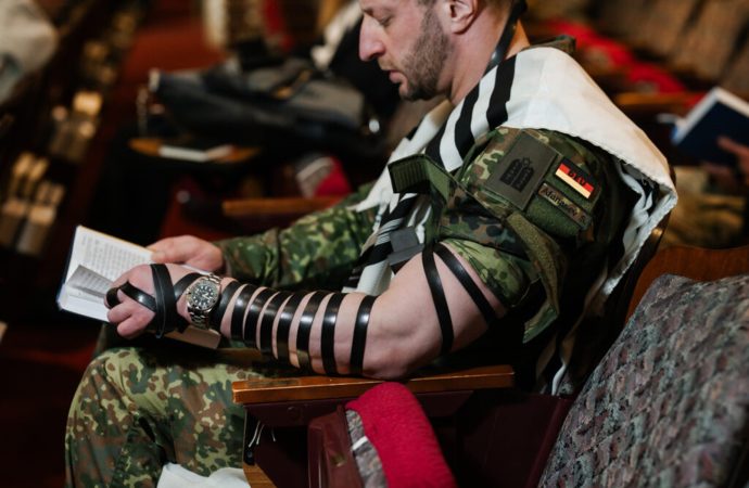 Un veterano de la Segunda Guerra Mundial de 102 años se pone Tefilín por primera vez en un simposio de militares judíos