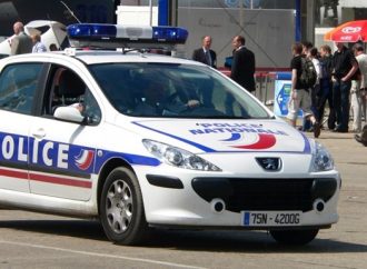 Antisemitismo en Francia: Vidrieras de la escuela Jabad de París destrozadas y cartel arrancado