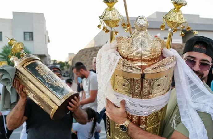 Miles dedican el rollo de la Torá en Kéver Yosef: “La Torá regresa a Shejem” | Video