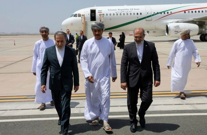 EE. UU. acuerda trasladar las conversaciones con Irán a Omán tras las exigencias del régimen de cambiar de sede