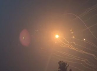 Norte bajo ataque masivo: Hezbolá lanza 100 cohetes hacia el norte de Israel; se ordena a los residentes permanecer cerca de los refugios